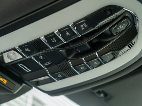 Certified 2025 Porsche Macan S AWD/4WD image 36