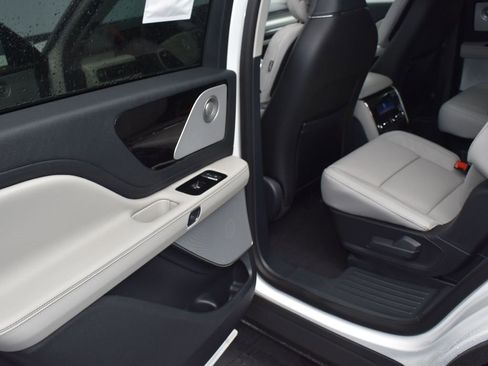 New 2026 Lincoln Aviator Reserve w/ Luxury Package image 9