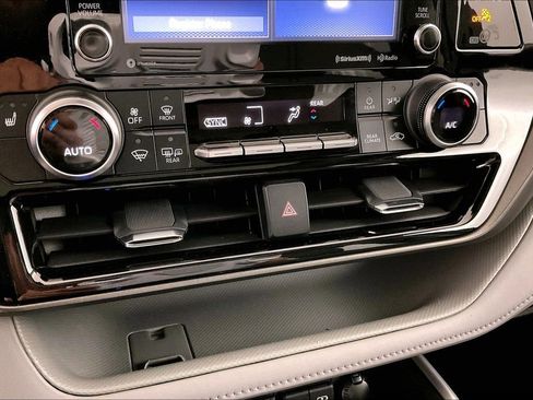 Used 2021 Toyota Highlander XLE AWD/4WD image 16