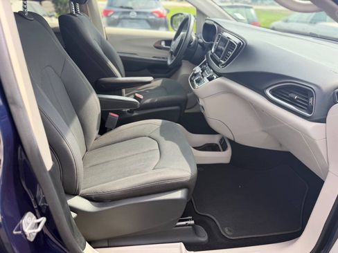 Used 2018 Chrysler Pacifica LX FWD image 14