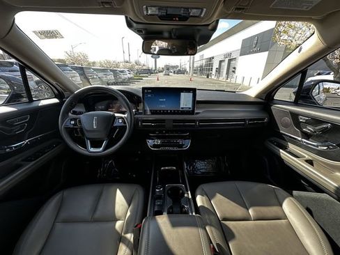 Used 2025 Lincoln Corsair AWD image 3
