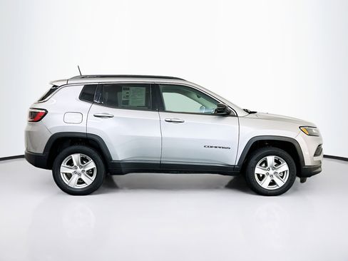 Used 2022 Jeep Compass Latitude image 10