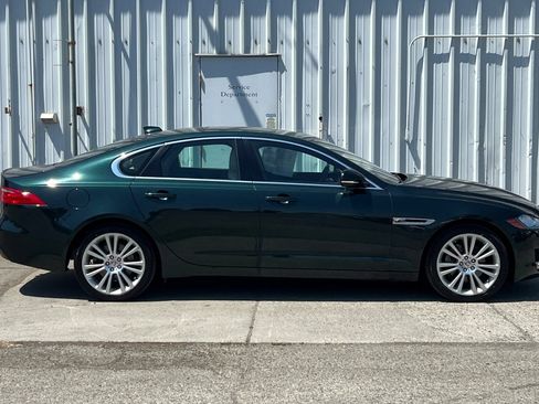 Used 2017 Jaguar XF Prestige RWD image 3