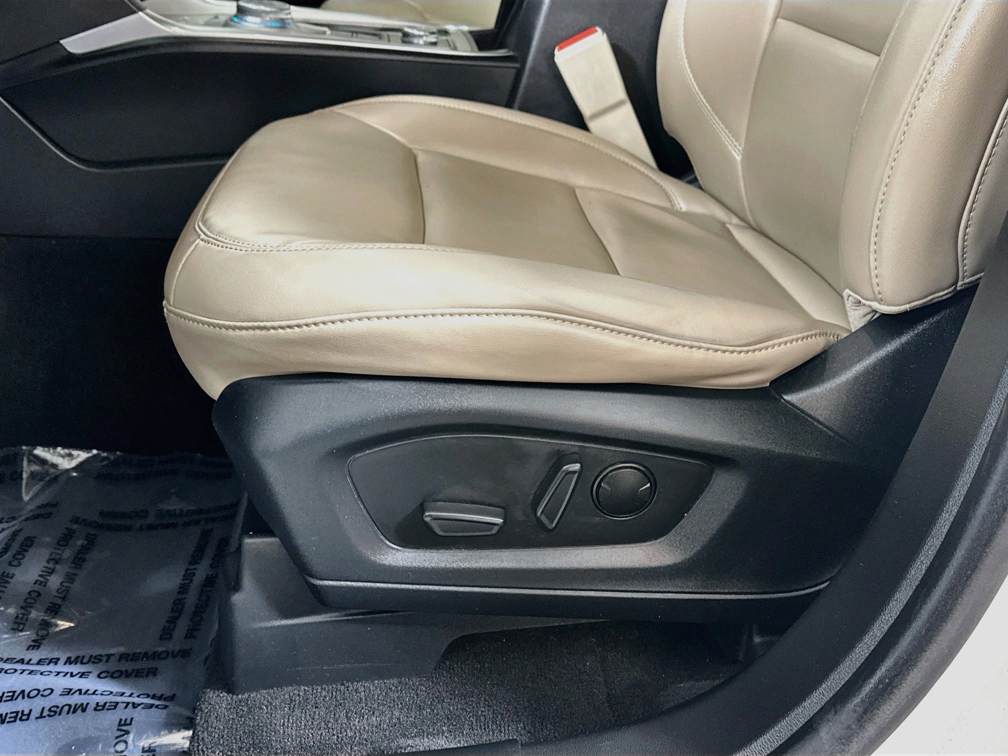 Used 2023 Ford Explorer XLT w/ Equipment Group 202A AWD/4WD image 18