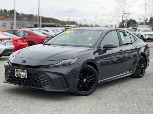 Used 2025 Toyota Camry SE image 1