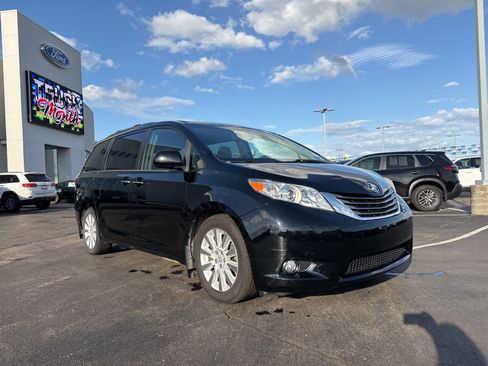 Used 2015 Toyota Sienna XLE image 3