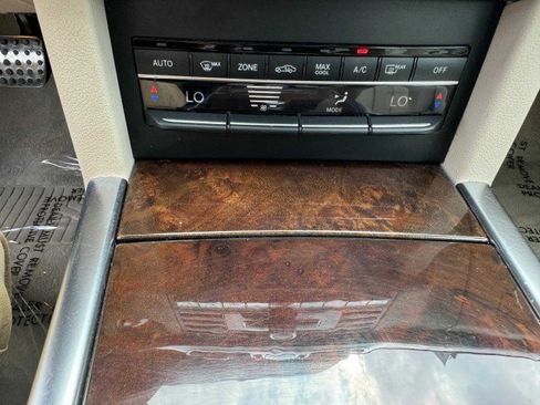 Used 2015 Mercedes-Benz E 400 4MATIC Sedan image 33