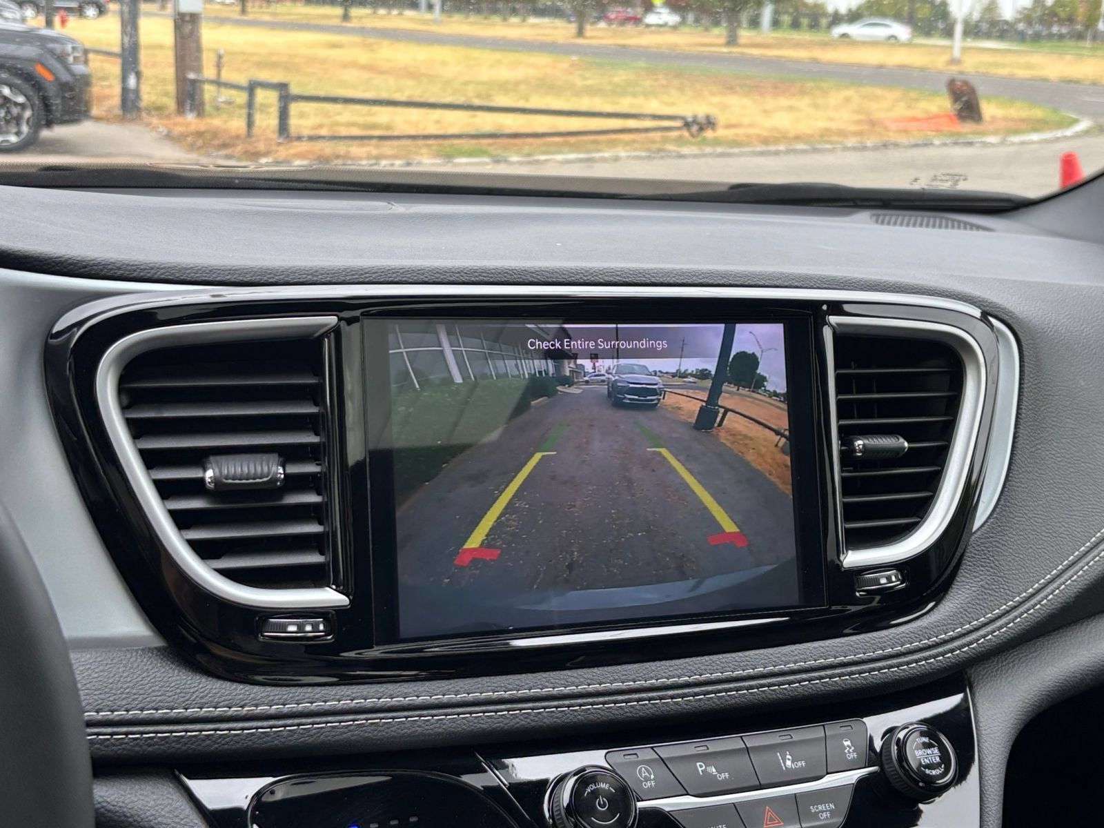 Used 2025 Chrysler Pacifica Limited FWD image 27