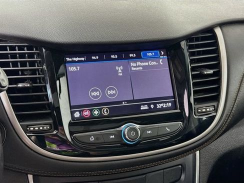 Used 2020 Chevrolet Trax LT w/ Sun & Sound Package FWD image 18