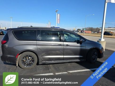 Used 2019 Chrysler Pacifica Touring Plus w/ Advanced Safetytec Group image 3