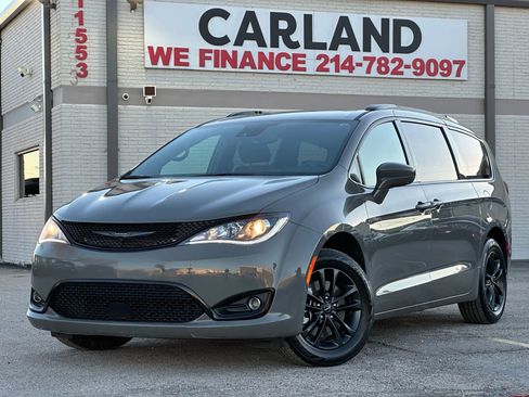 Used 2020 Chrysler Pacifica Touring-L w/ Advanced Safetytec Group image 1