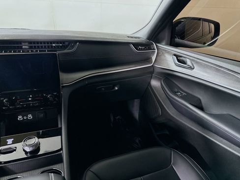 Used 2025 Jeep Grand Cherokee L Limited w/ Black Appearance Package image 20