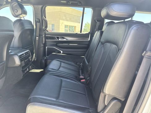 Used 2024 Jeep Wagoneer L Series II w/ Flexible Seating Group image 17