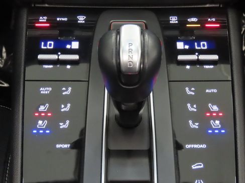 Certified 2022 Porsche Macan AWD/4WD image 26