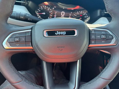 Used 2025 Jeep Compass Limited image 27