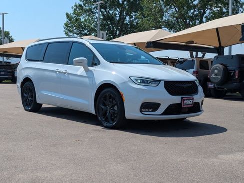 Used 2022 Chrysler Pacifica Limited w/ S Appearance Package AWD/4WD image 3