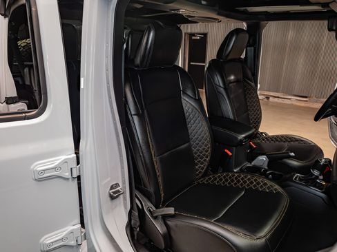 Used 2022 Jeep Wrangler Unlimited Sahara AWD/4WD image 24