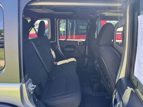 Used 2018 Jeep Wrangler Unlimited Rubicon AWD/4WD image 13