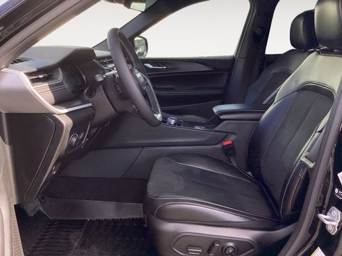Used 2025 Jeep Grand Cherokee Altitude RWD image 27