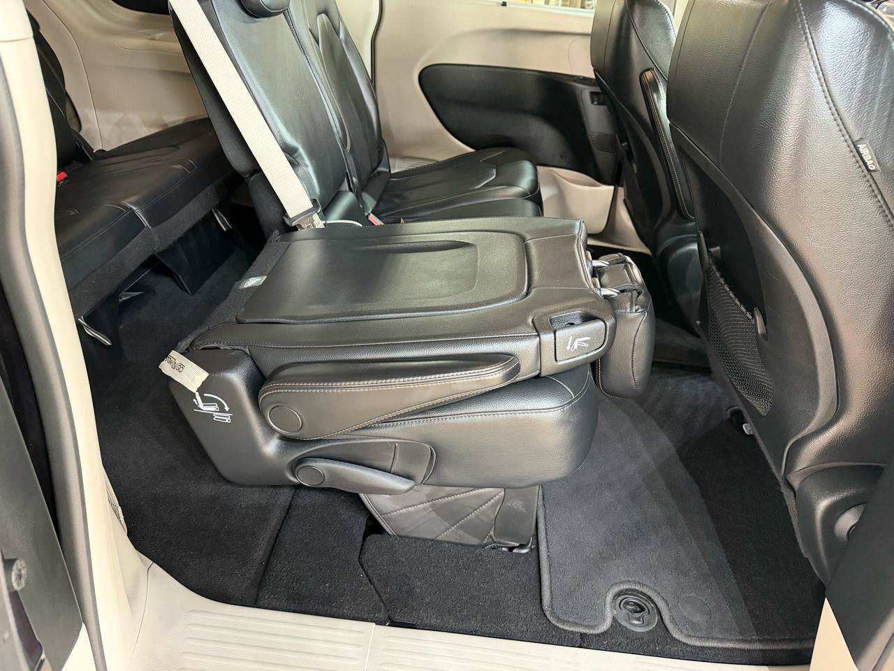 Used 2019 Chrysler Pacifica Touring-L FWD image 17