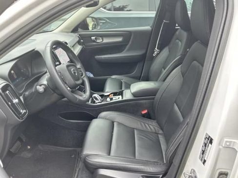 Used 2023 Volvo XC40 B5 Plus w/ Protection Package Premier AWD/4WD image 2