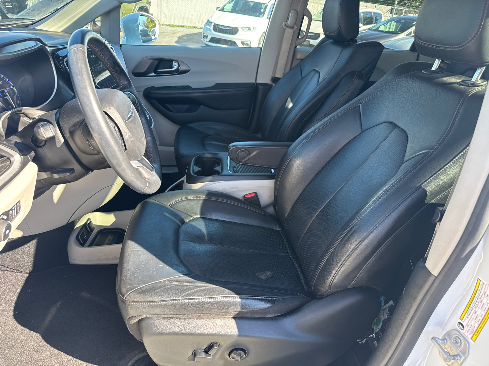 Used 2020 Chrysler Pacifica Touring-L Plus w/ Tire & Wheel Group FWD image 9
