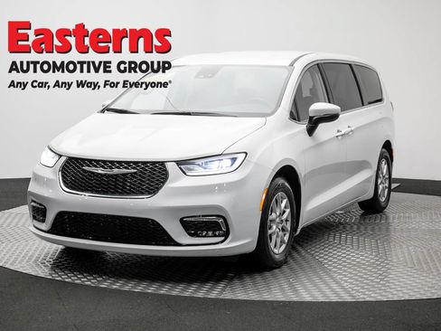Used 2023 Chrysler Pacifica Touring-L FWD image 1