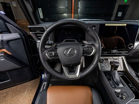 Used 2025 Lexus GX 550 w/ Accessory Package (2T) image 18