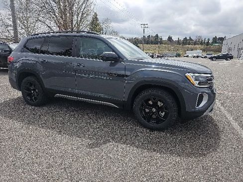 Used 2024 Volkswagen Atlas Peak Edition SEL AWD/4WD image 3