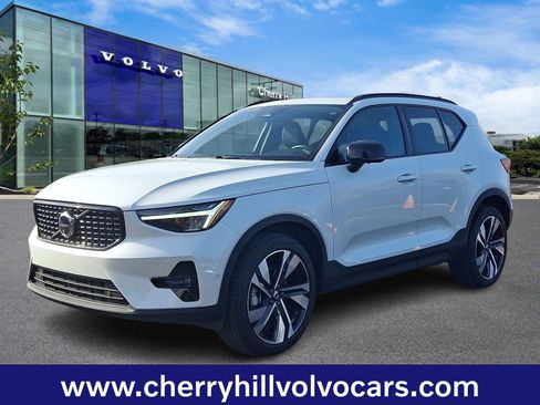 Certified 2025 Volvo XC40 B5 Plus image 3