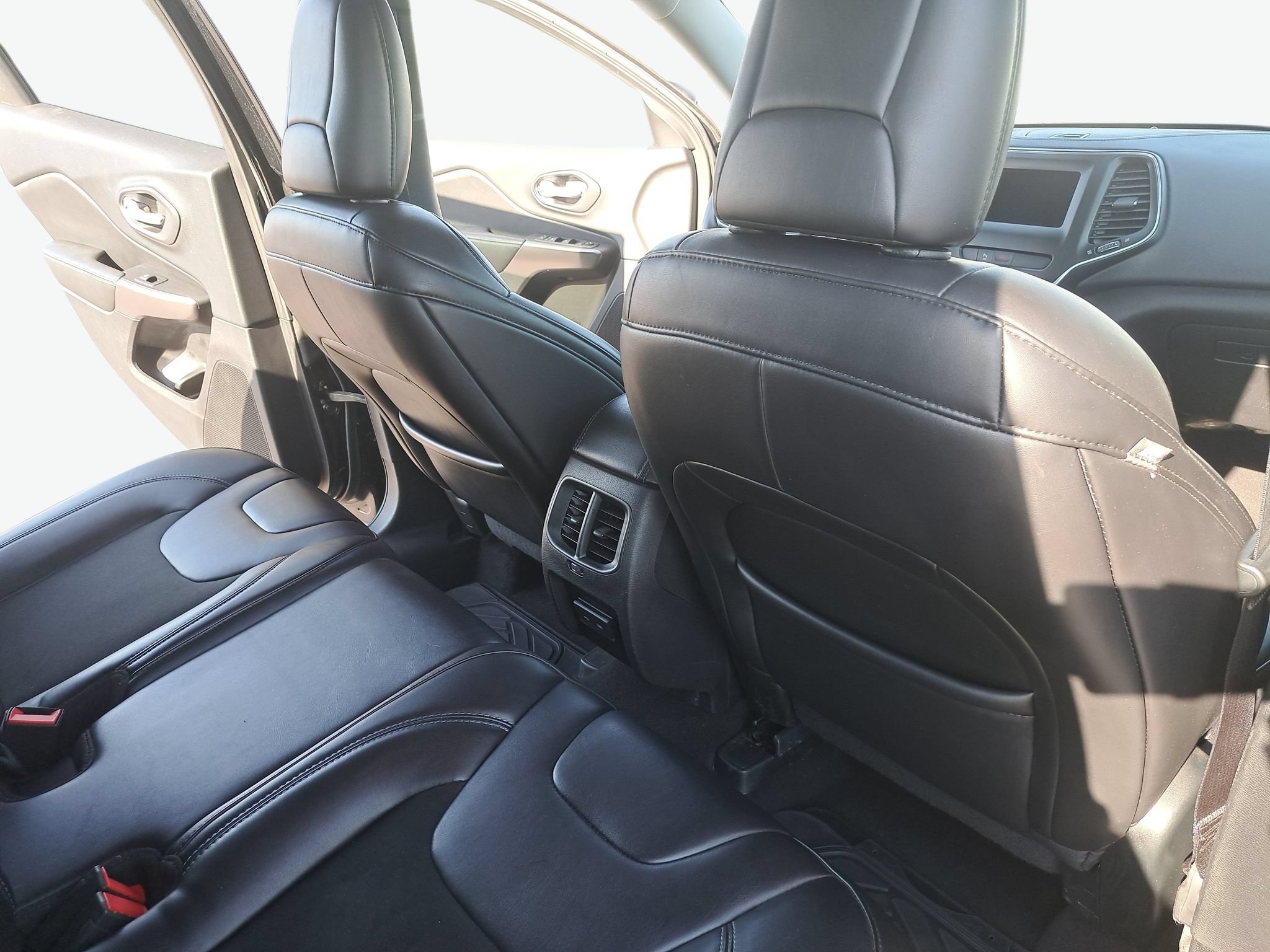 Used 2019 Jeep Cherokee Latitude Plus w/ Cold Weather Group AWD/4WD image 12