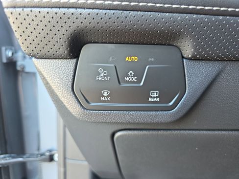 Used 2024 Volkswagen Atlas Cross Sport SE AWD/4WD image 25