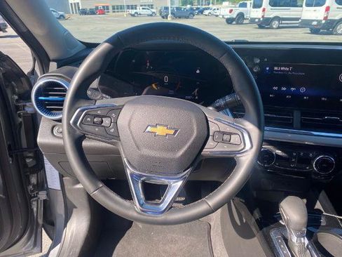 Used 2025 Chevrolet Trax LT w/ LT Convenience Package FWD image 17