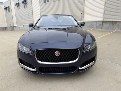 Used 2018 Jaguar XF Premium image 2