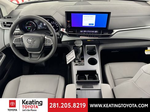 New 2026 Toyota Sienna XLE image 7