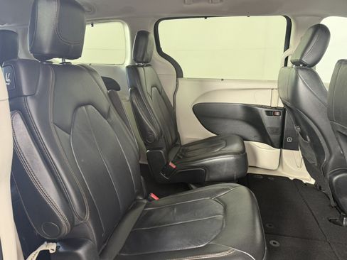 Used 2017 Chrysler Pacifica Touring-L FWD image 13