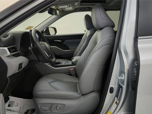 Certified 2024 Toyota Highlander XLE image 38