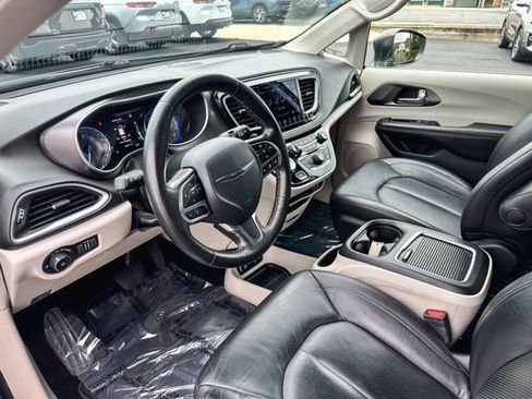 Used 2020 Chrysler Pacifica Touring-L Plus w/ Advanced Safetytec Group FWD image 13