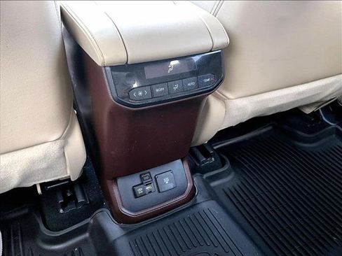 Used 2021 Toyota Highlander Limited FWD image 22