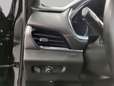 Used 2023 Chevrolet Traverse LT image 11