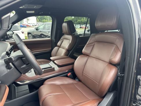 Certified 2025 Lincoln Navigator Reserve AWD/4WD image 13