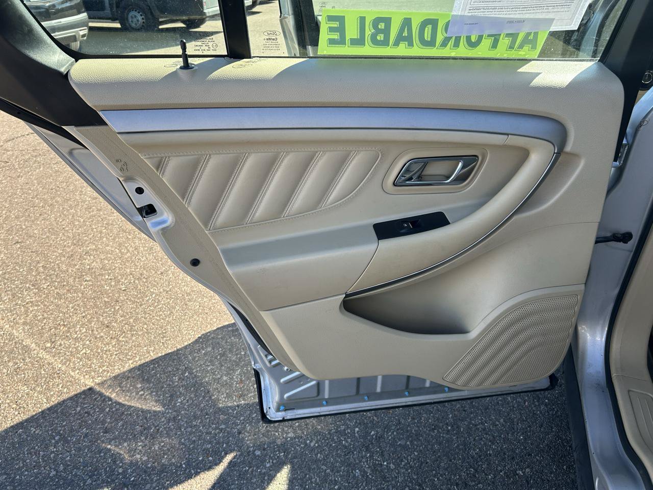 Used 2016 Ford Taurus SE FWD image 13