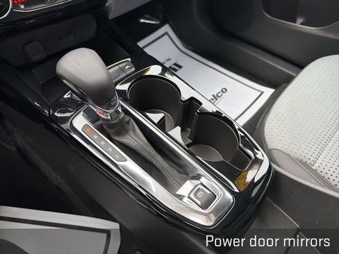 Used 2025 Chevrolet Trax LT w/ LT Convenience Package image 32