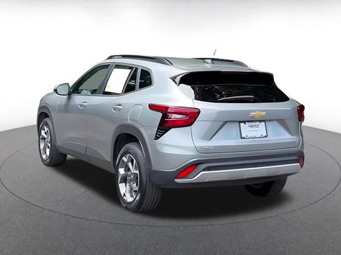 Used 2025 Chevrolet Trax LT w/ LT Convenience Package FWD image 9
