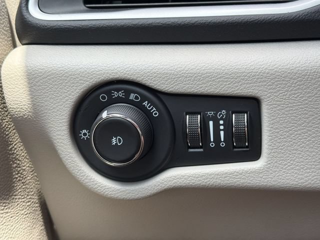 Used 2024 Chrysler Pacifica Touring-L FWD image 28