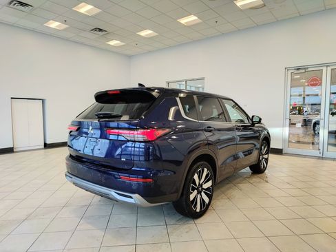 Used 2025 Mitsubishi Outlander SE image 3