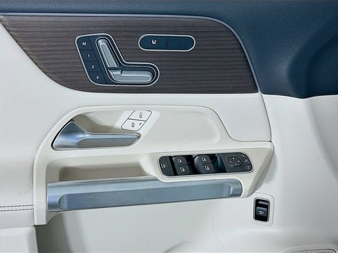Used 2026 Mercedes-Benz GLB 250 4MATIC image 17
