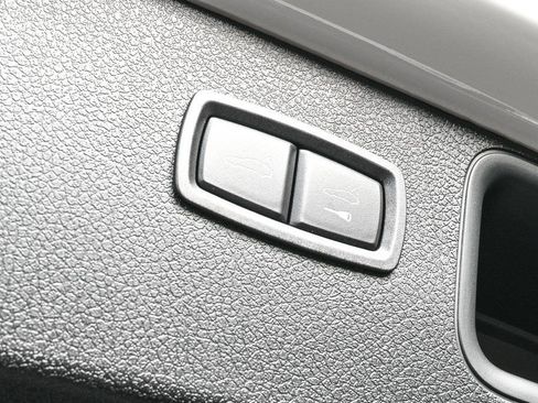 Certified 2026 Porsche Macan image 32