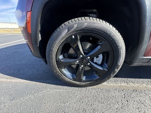 Used 2024 Jeep Grand Cherokee L Limited w/ Black Appearance Package image 10