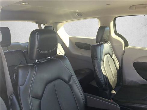 Used 2024 Chrysler Pacifica Touring-L image 20